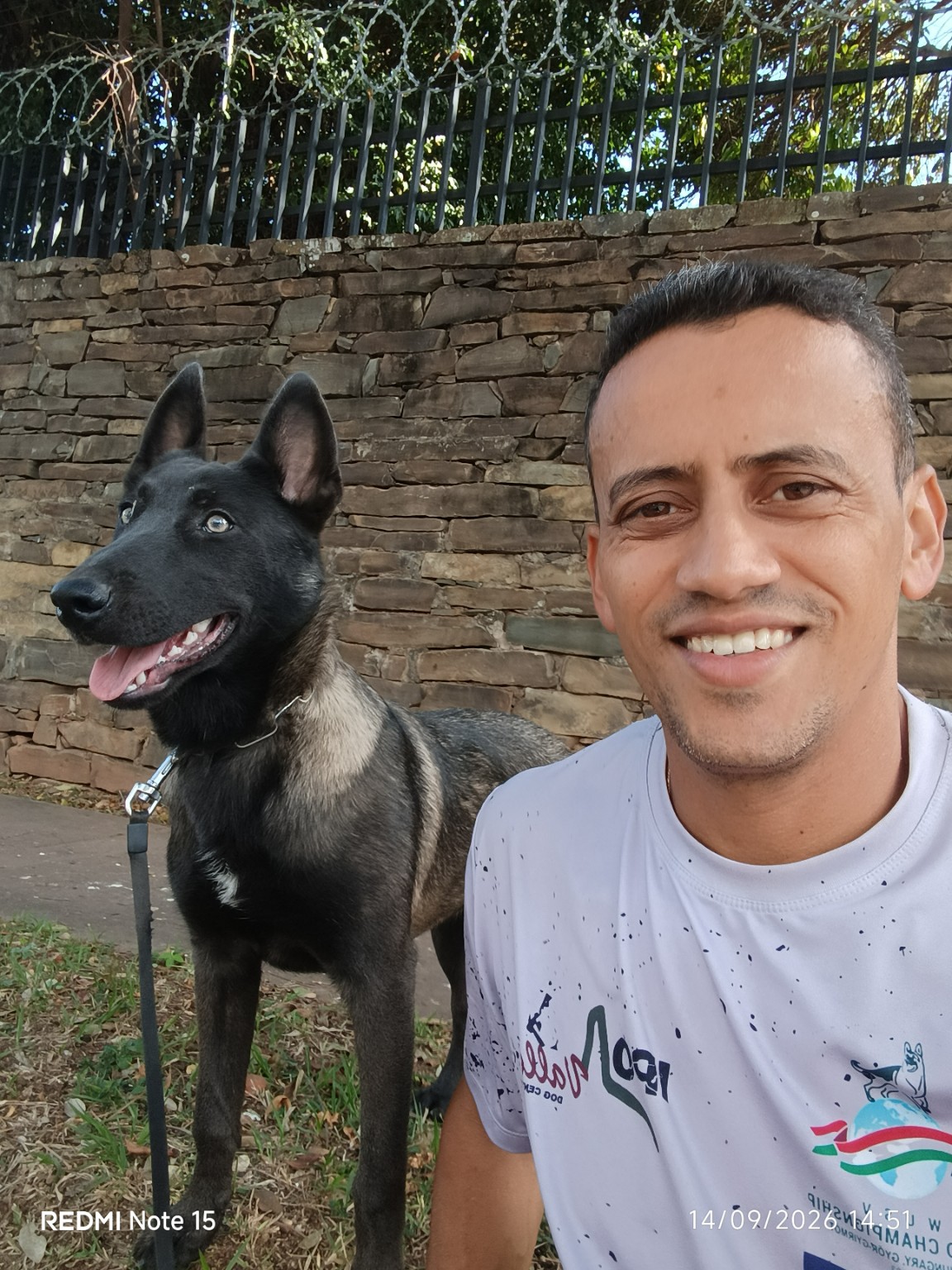 Felipe Santos com cão durante atendimento
